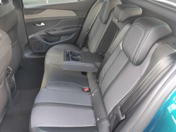 Peugeot 408, Peugeot 408 ALLURE Hybrid 136 e-DCS6, barva modrá