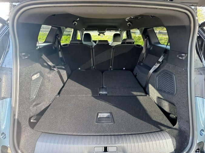 Peugeot 5008, Peugeot 5008 GT Elektromotor 157 kW / 210 k, barva modrá