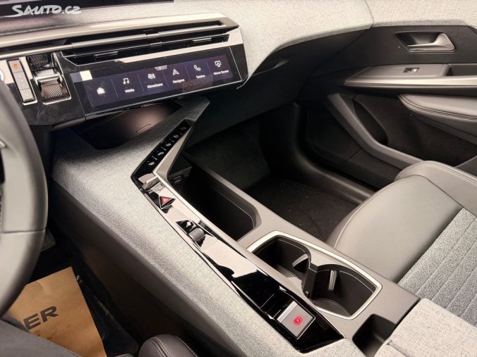 Peugeot 5008, Peugeot 5008 ALLURE Hybrid 145 e-DCS6, barva modrá