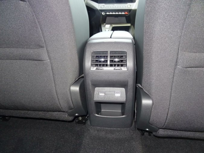 Peugeot 408, Peugeot 408 ALLURE Hybrid 145k e-DCS6, barva šedá