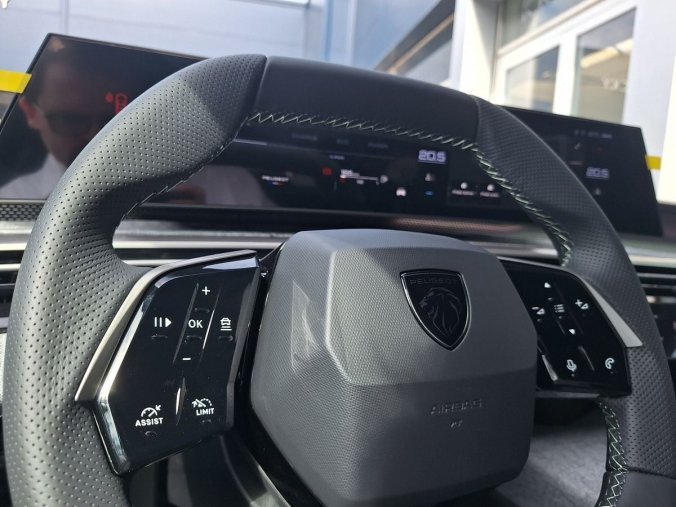 Peugeot 5008, Peugeot 5008 GT Hybrid 145 e-DCS6, barva šedá