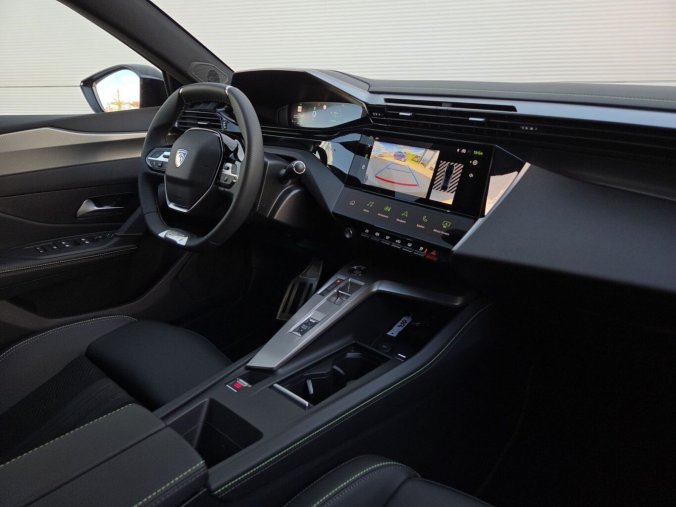 Peugeot 408, Peugeot 408 GT Hybrid 145 e-DCS6, barva červená