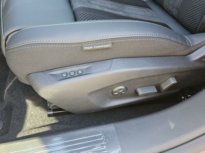 Peugeot 408, Peugeot 408 GT Hybrid 145 e-DCS6, barva šedá