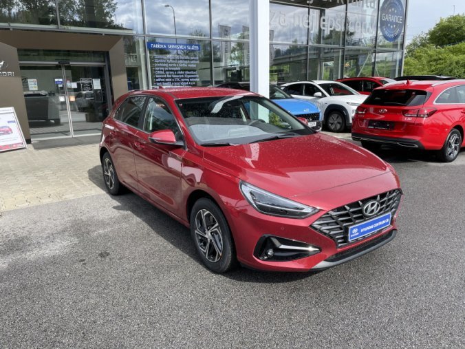 Hyundai i30, 1,5i 81 kW MT, barva červená