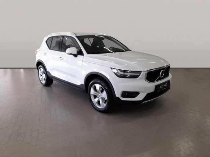 Volvo XC40, T3 1.5L 163 HP MOMENTUM PRO AT, barva bílá