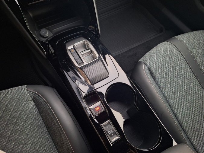 Peugeot 2008, Peugeot 2008 e-ALLURE 115 kW / 156 k (Bater, barva červená