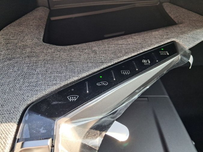 Peugeot 5008, Peugeot 5008 5008 GT Hybrid 145 e-DCS6, barva modrá