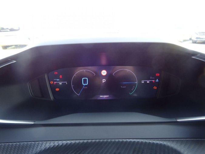 Peugeot 2008, Peugeot 2008 ALLURE Hybrid 145k e-DCS6, barva stříbrná