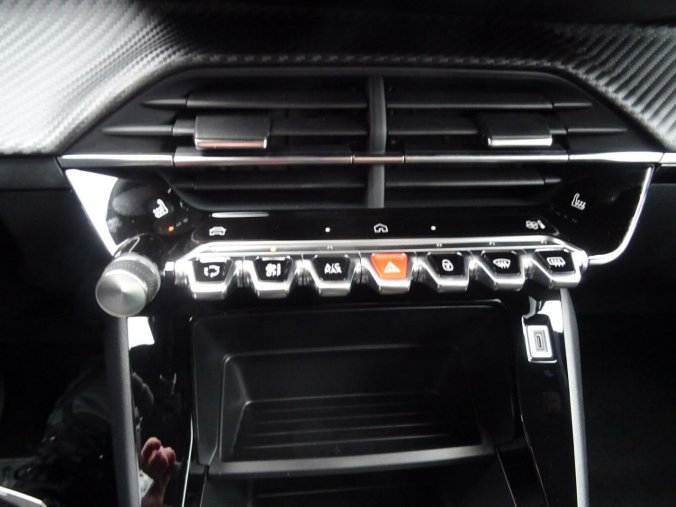 Peugeot 2008, Peugeot 2008 STYLE PureTech 100k MAN6, barva stříbrná