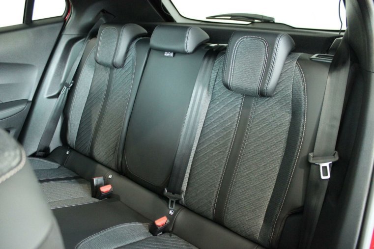Peugeot 2008, Peugeot 2008 ALLURE Hybrid 136 e-DCS6, barva červená