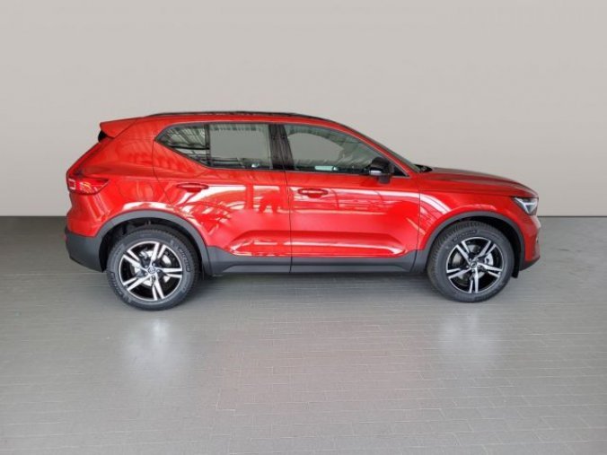 Volvo XC40, B4 2.0L 197+14 HP AT7 FWD PLUS, barva červená