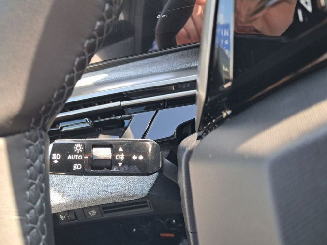 Peugeot 5008, Peugeot 5008 5008 ALLURE Hybrid 145 e-DCS6-, barva šedá