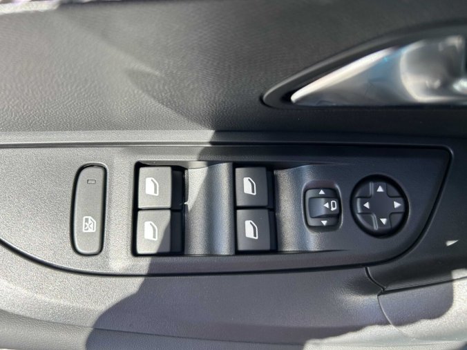 Peugeot 2008, Peugeot 2008 Peugeot 2008 ALLURE PureTech 100 S&S MAN6, barva modrá