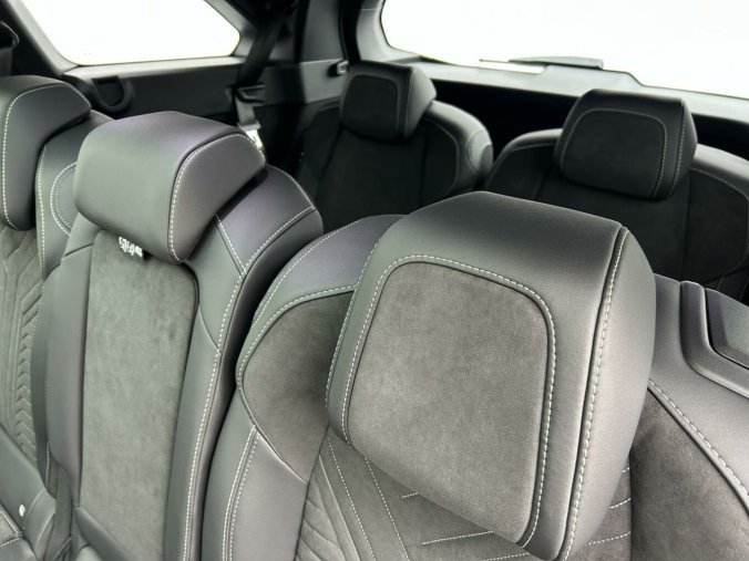 Peugeot 5008, Peugeot 5008 GT Hybrid 145 e-DCS6, barva stříbrná