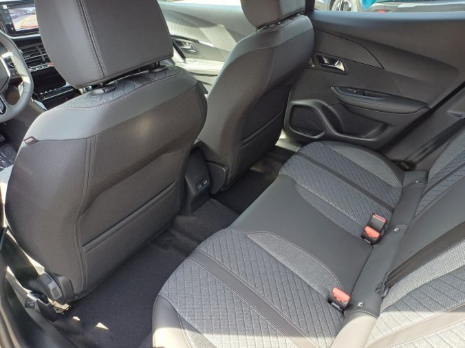Peugeot 2008, Peugeot 2008 ALLURE 1.2 PureTech 100k, barva černá
