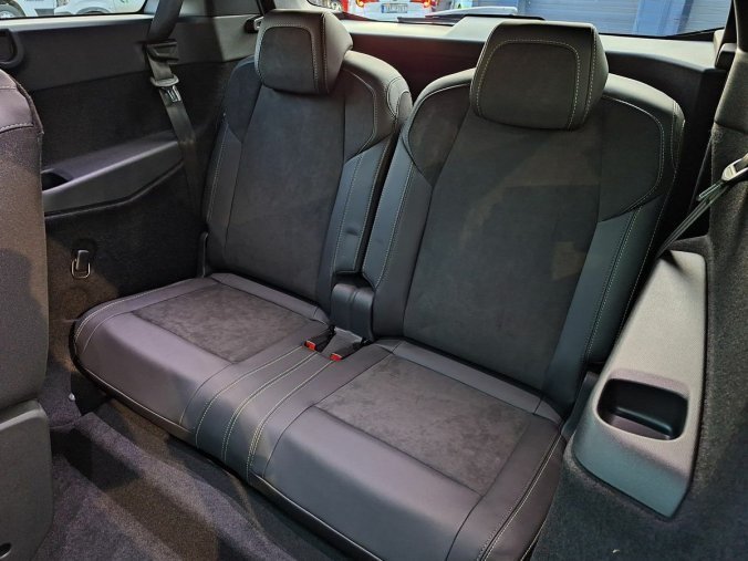Peugeot 5008, Peugeot 5008 GT Hybrid 136 e-DCS6, barva šedá