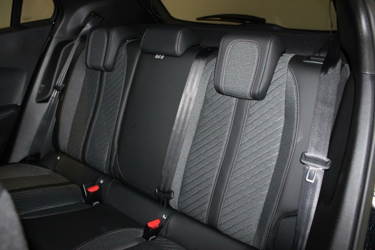 Peugeot 2008, Peugeot 2008 ALLURE Hybrid 136 e-DCS6, barva černá