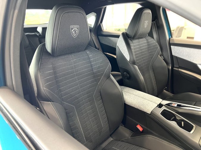 Peugeot 3008, Peugeot 3008 GT Hybrid 145k, El. Víko kufru, barva modrá