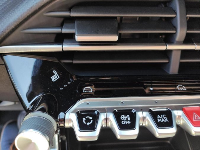 Peugeot 2008, Peugeot 2008 ALLURE 1.2 TURBO 100k 2xkamera, barva stříbrná