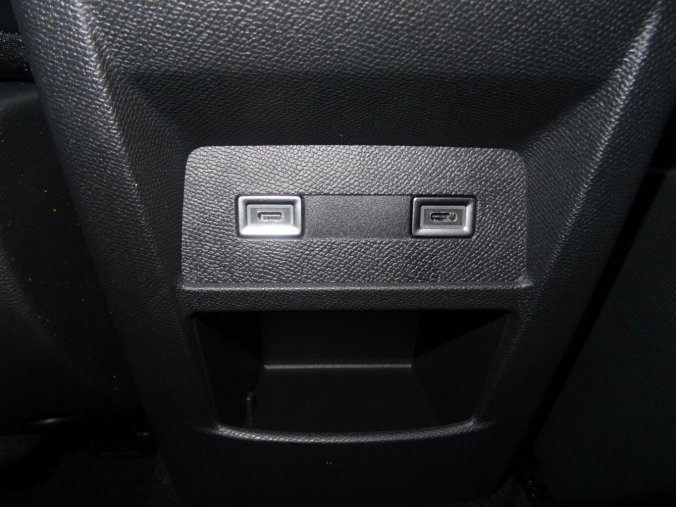 Peugeot 408, Peugeot 408 ALLURE Hybrid 145k e-DCS6, barva šedá