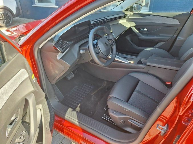 Peugeot 408, Peugeot 408 ALLURE Hybrid 136 e-DCS6, barva červená