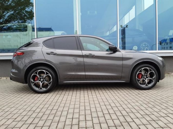 Alfa Romeo Stelvio, Veloce 4x4 2,0 280PS, barva šedá