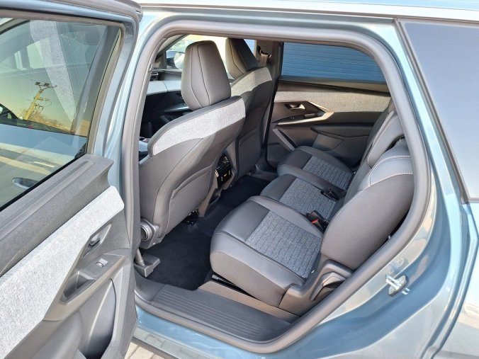 Peugeot 5008, Peugeot 5008 ALLURE Hybrid 136 e-DCS6, barva modrá