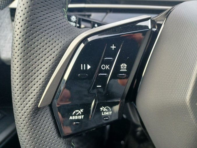 Peugeot 5008, Peugeot 5008 GT Hybrid 136 e-DCS6, barva modrá