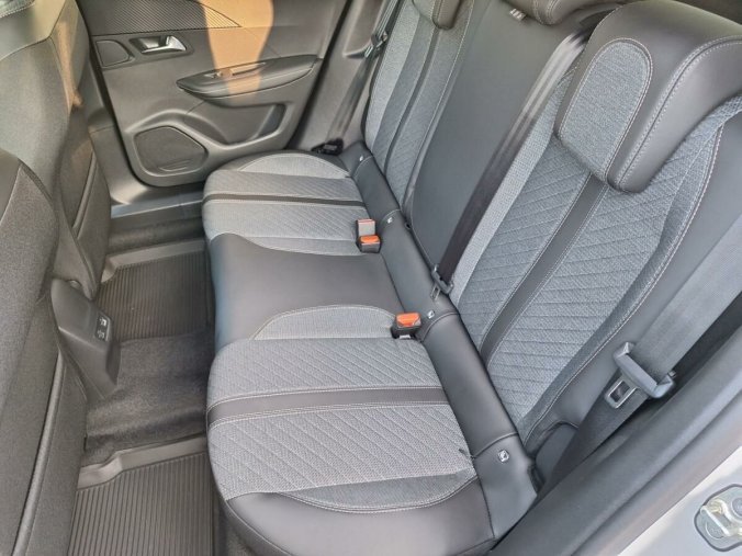 Peugeot 2008, Peugeot 2008 ALLURE Hybrid 136 e-DCS6, barva bílá
