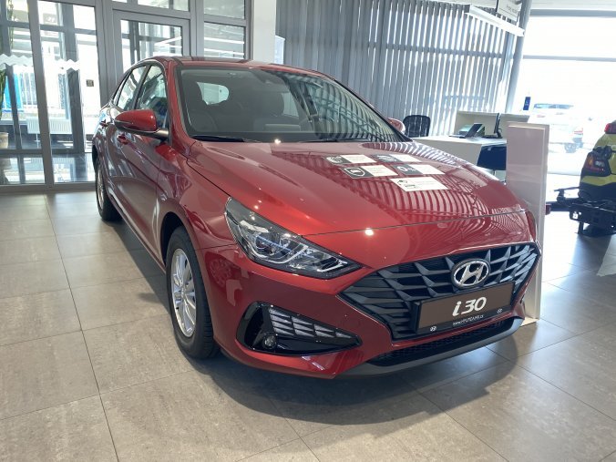 Hyundai i30, 1,5i CVVT 81 kW (95 NAT) 6 st. man, barva červená