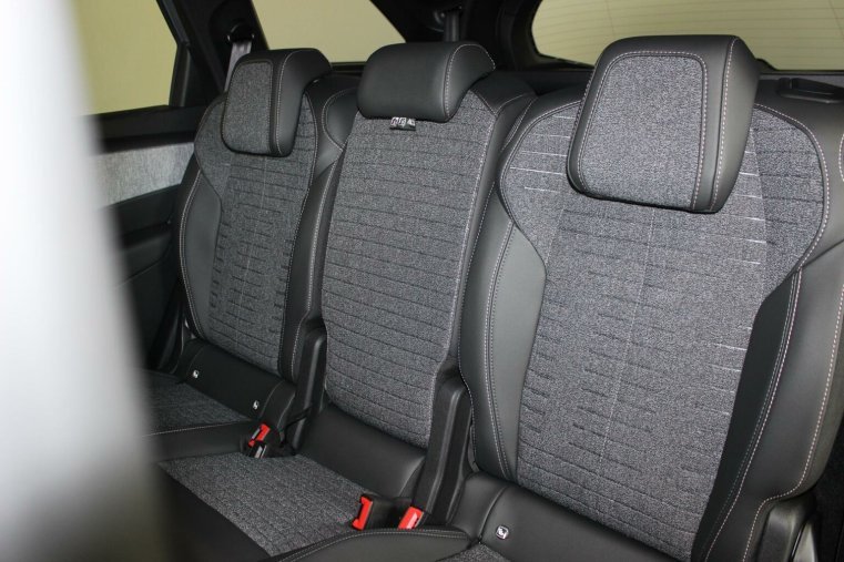 Peugeot 5008, Peugeot 5008 ALLURE Hybrid 136 e-DCS6, barva stříbrná