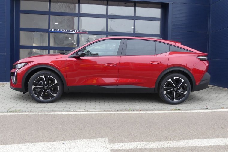 Peugeot 408, Peugeot 408 Allure Hybrid 136 e-DCS6, barva červená