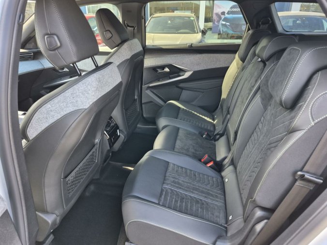 Peugeot 5008, Peugeot 5008 GT Hybrid 136 e-DCS6, barva bílá