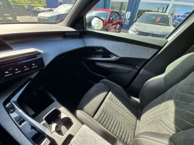 Peugeot 5008, Peugeot 5008 GT Hybrid 136 e-DCS6, barva bílá