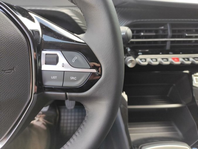 Peugeot 208, Peugeot 208 STYLE 1.2i 100k MAN6, barva stříbrná