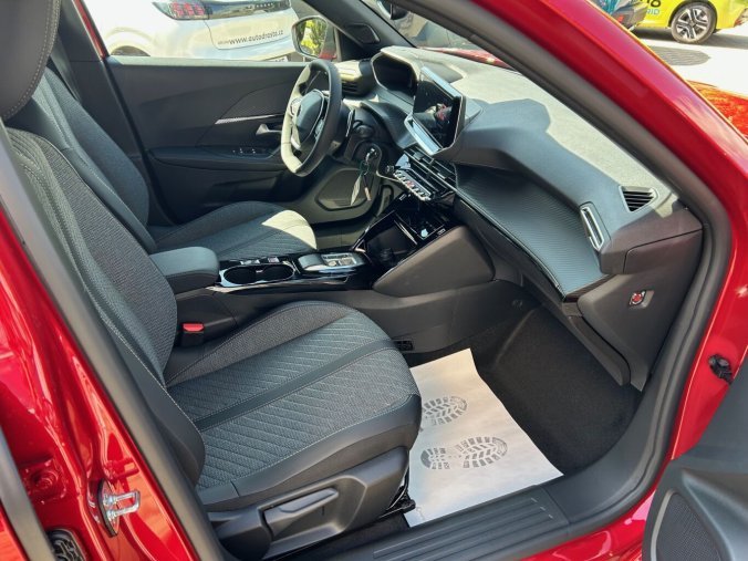 Peugeot 2008, Peugeot 2008 ALLURE Hybrid 145k e-DCS6, barva červená