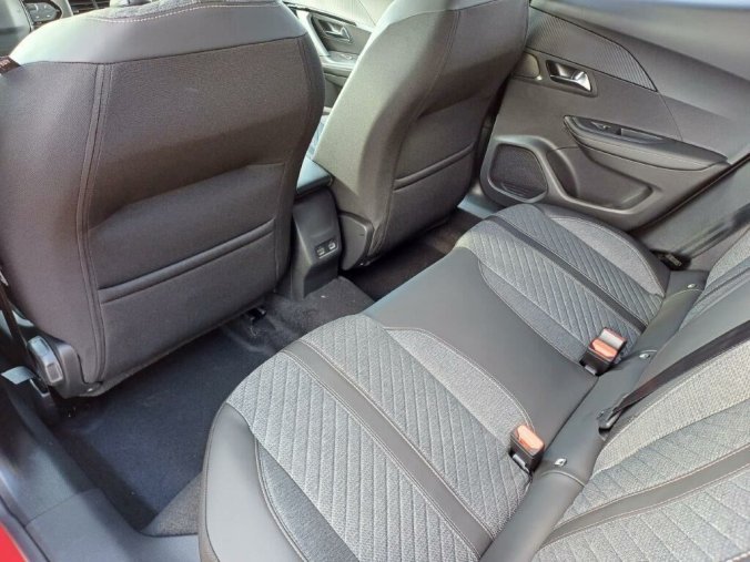 Peugeot 2008, Peugeot 2008 ALLURE 1.2 PureTech 7 let zár., barva červená