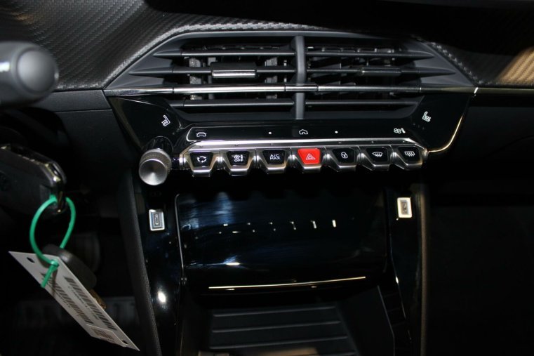 Peugeot 2008, Peugeot 2008 ALLURE Hybrid 136 e-DCS6, barva stříbrná