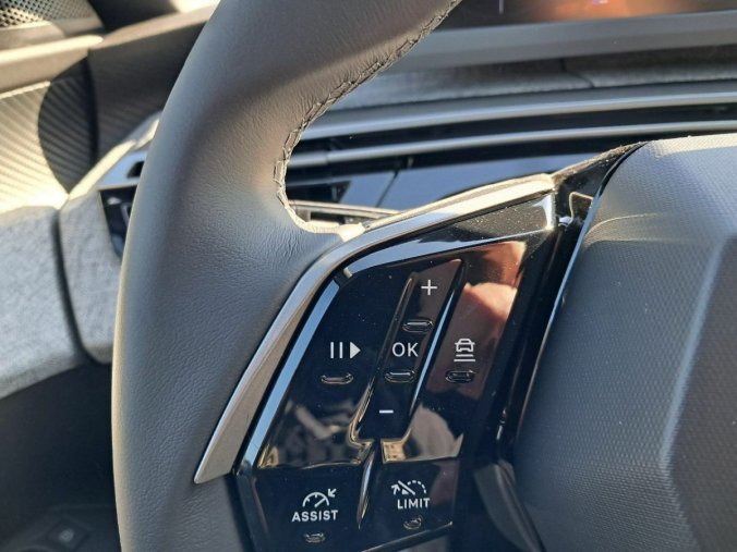 Peugeot 5008, Peugeot 5008 5008 ALLURE Hybrid 136 e-DCS6, barva modrá