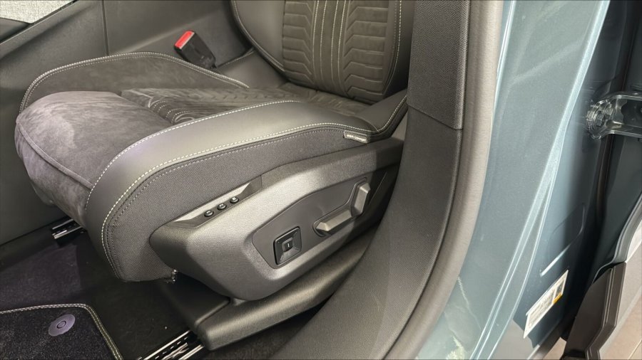Peugeot 5008, Peugeot 5008 GT Hybrid 136 e-DCS6, barva modrá
