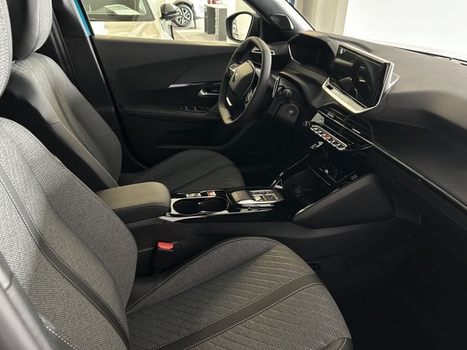 Peugeot 2008, Peugeot 2008 ALLURE Hybrid 145 e-DCS6, barva modrá