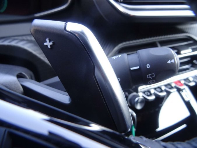 Peugeot 2008, Peugeot 2008 ALLURE Hybrid 145k e-DCS6, barva stříbrná