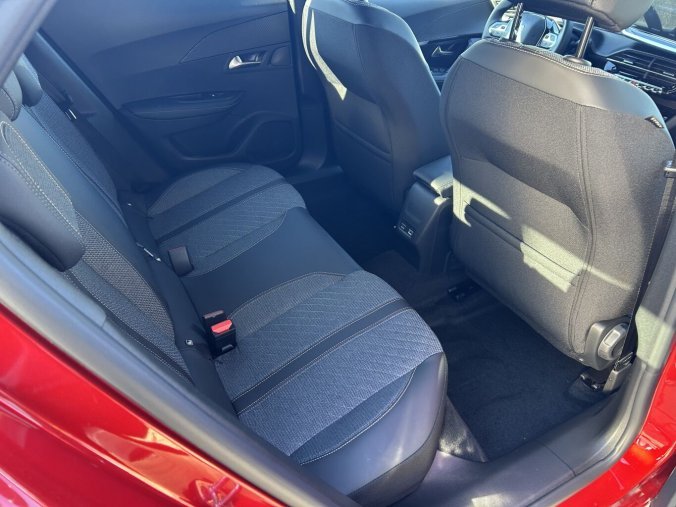 Peugeot 2008, Peugeot 2008 ALLURE PureTech 100 MAN6, barva červená