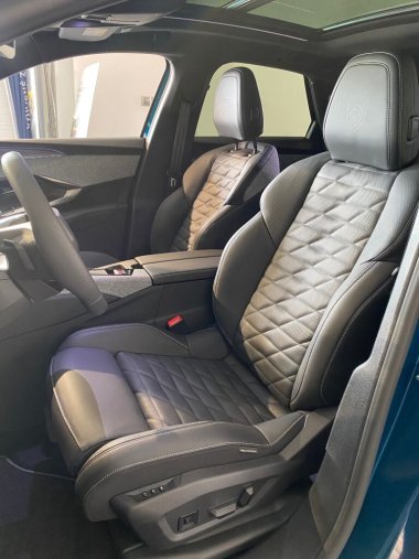 Peugeot 3008, Peugeot 3008 E-3008 GT 157 kW 210 k (Baterie 73 kWh), barva modrá