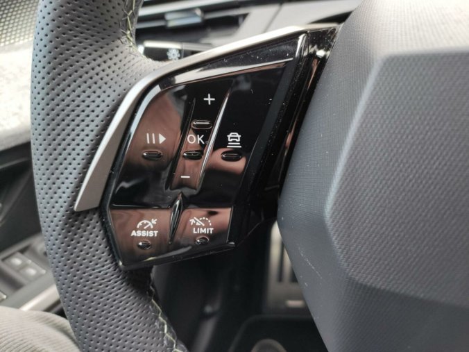 Peugeot 3008, Peugeot 3008 GT 145k AUT HYBRID ALCANTARA, barva šedá