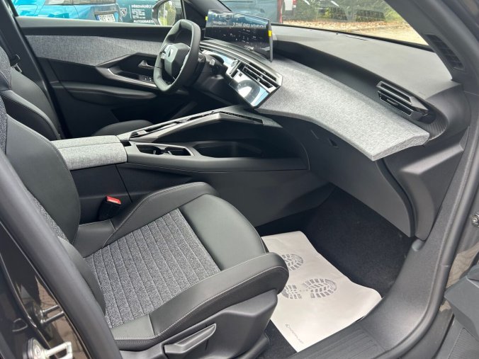 Peugeot 5008, Peugeot 5008 ALLURE Hybrid 145 e-DCS6, barva šedá