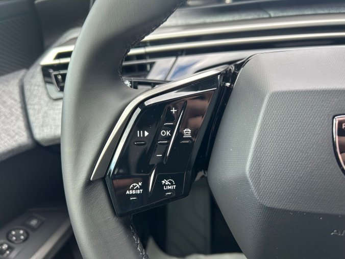 Peugeot 5008, Peugeot 5008 ALLURE Hybrid 145 e-DCS6, barva šedá