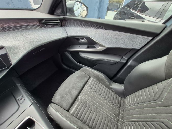Peugeot 5008, Peugeot 5008 GT Hybrid 136 e-DCS6, barva modrá