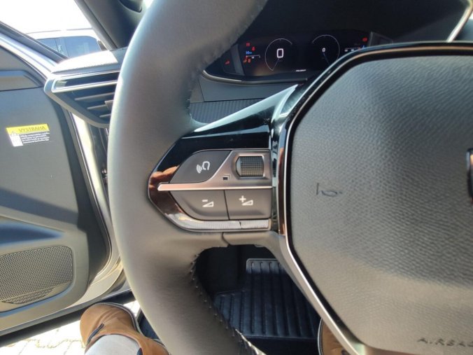 Peugeot 2008, Peugeot 2008 ALLURE 1.2 100k MAN6 2x kamera, barva stříbrná