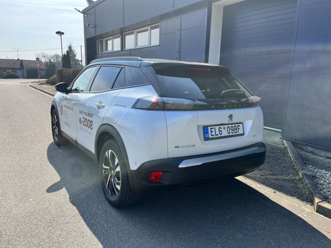 Peugeot 2008, Peugeot 2008 2008 e-GT Elektromotor 100 kW/136 k, barva bílá